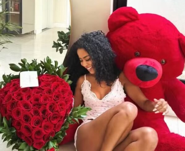 Lorena Maria ganha buquê gigante e ursinho e faz mistério sobre remetente - Reprodução/Instagram