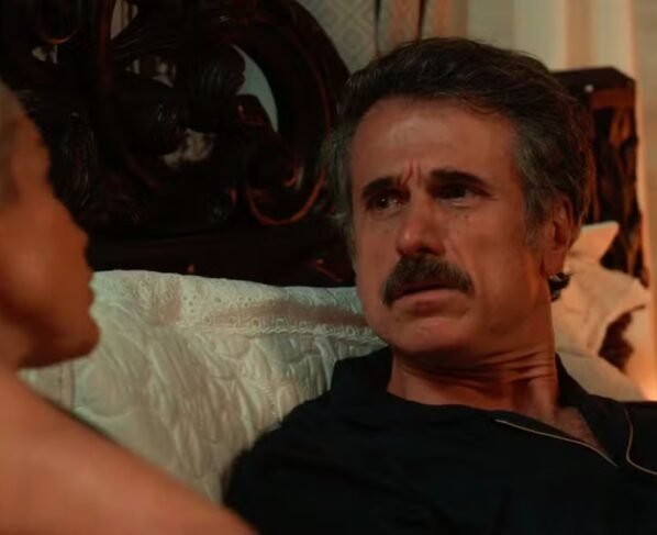 Ernesto (Eriberto Leão) e Sandra (Flávia Alessandra) deitados na cama