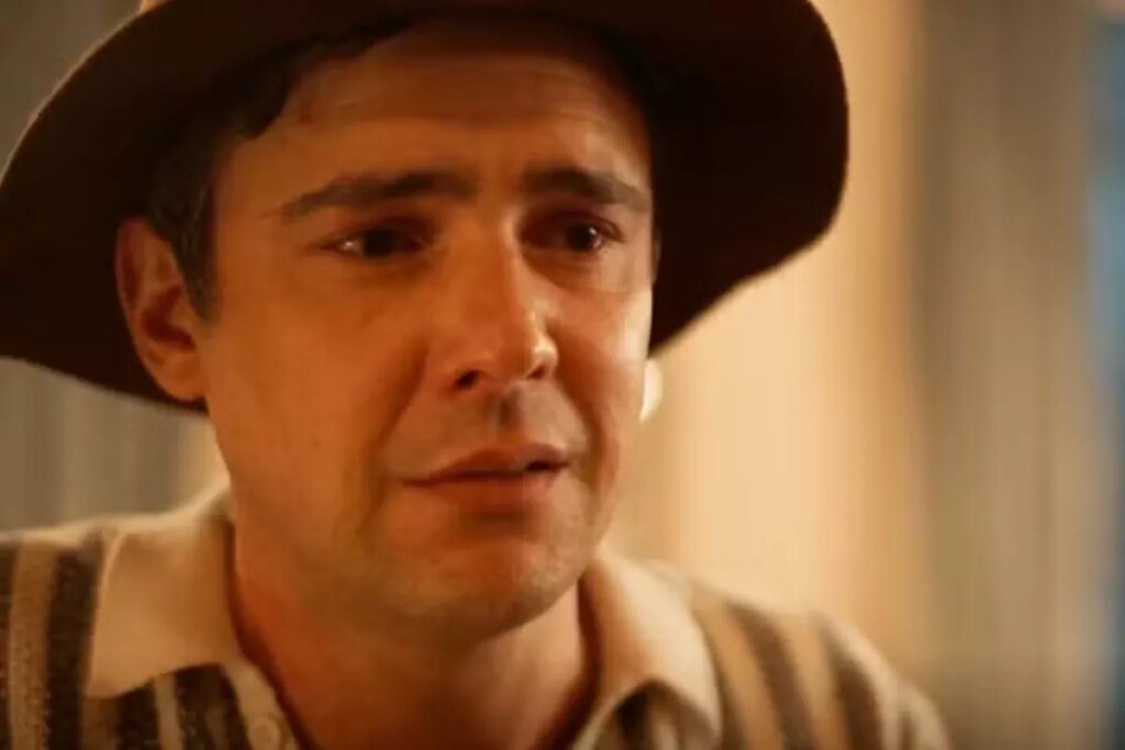 Candinho (Sergio Guizé) chora em Êta Mundo Melhor