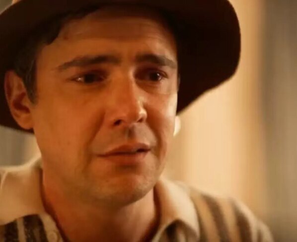 Candinho (Sergio Guizé) chora em Êta Mundo Melhor