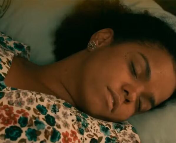 Dita (Jeniffer Nascimento) desmaia na cela