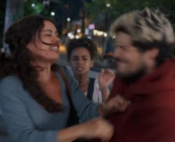 Gerluce (Sophie Charlotte) descobre quem é o pai da filha que Joélly (Alana Cabral) espera em Três Graças