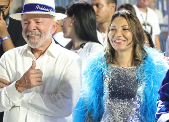 Revoltado, Flávio Bolsonaro diz que vai acionar TSE contra Lula por desfile na Sapucaí