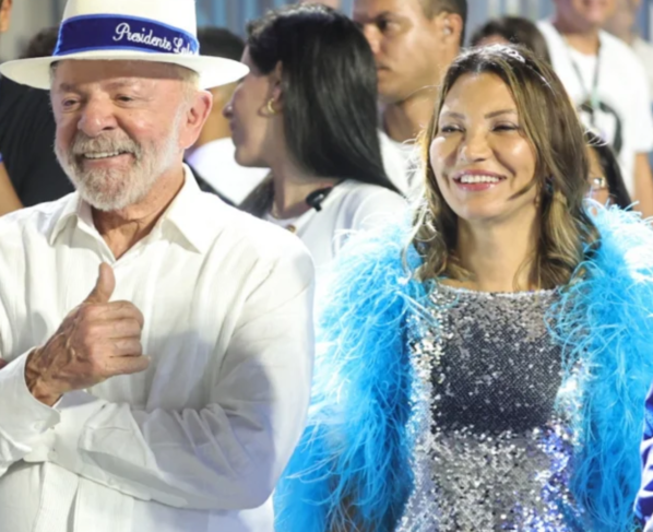 Revoltado, Flávio Bolsonaro diz que vai acionar TSE contra Lula por desfile na Sapucaí