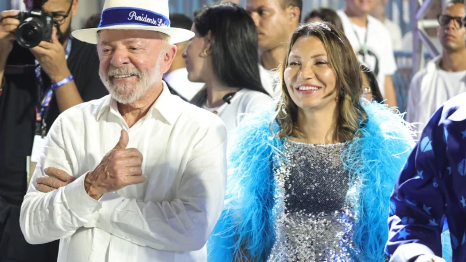 Revoltado, Flávio Bolsonaro diz que vai acionar TSE contra Lula por desfile na Sapucaí