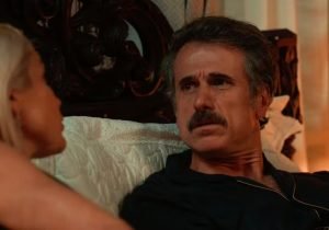 Ernesto (Eriberto Leão) e Sandra (Flávia Alessandra) deitados na cama