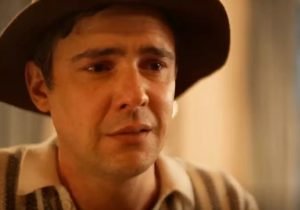 Candinho (Sergio Guizé) chora em Êta Mundo Melhor