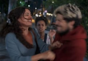 Gerluce (Sophie Charlotte) descobre quem é o pai da filha que Joélly (Alana Cabral) espera em Três Graças