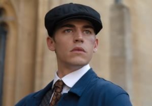 Hero Fiennes Tiffin é Sherlock Holmes no clipe INÉDITO da
